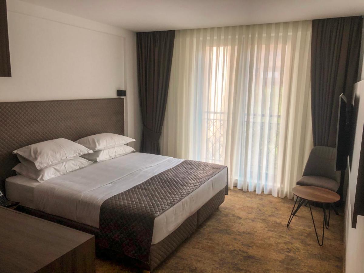 Qama Hotel Приштина Экстерьер фото