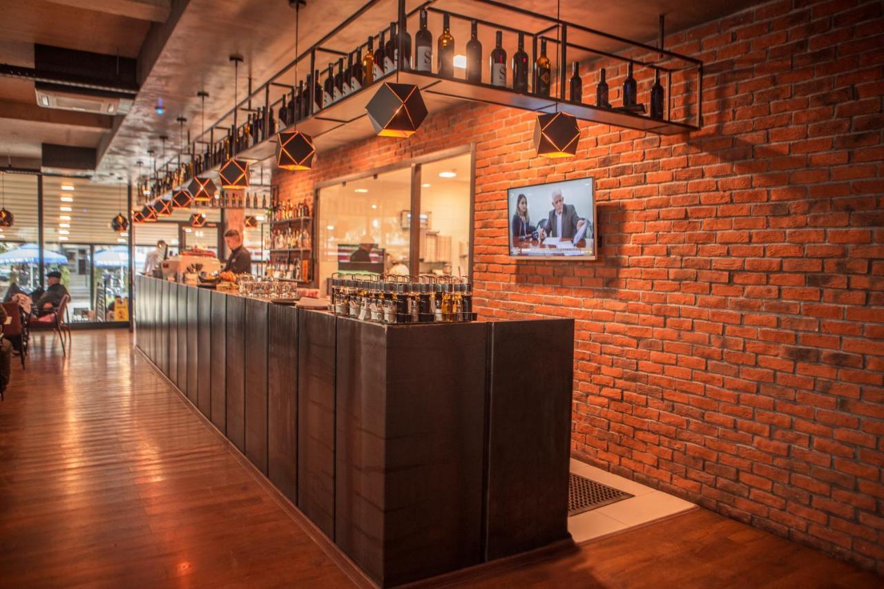 Qama Hotel Приштина Экстерьер фото