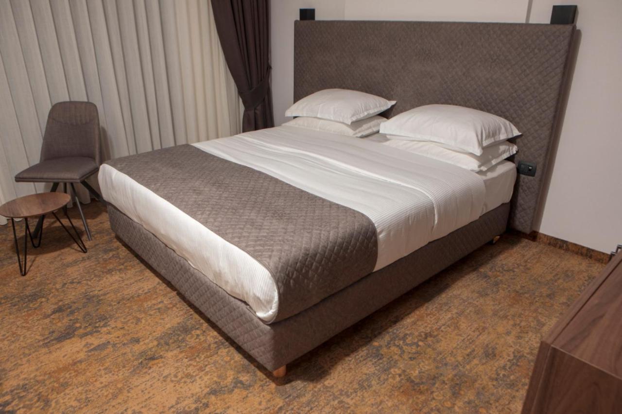 Qama Hotel Приштина Экстерьер фото