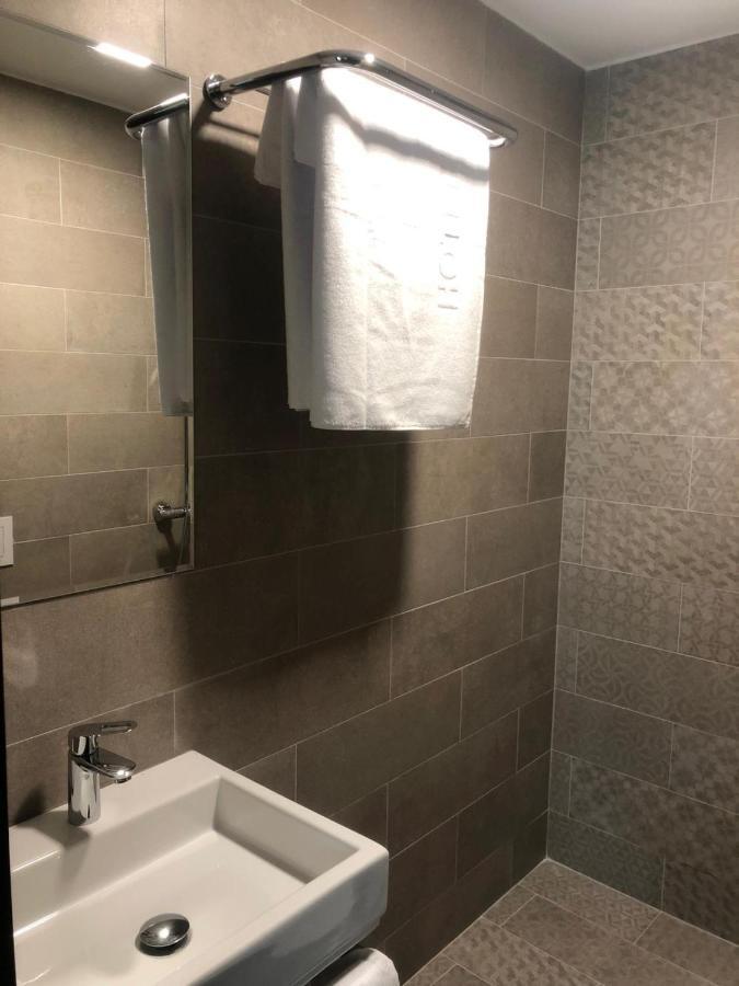 Qama Hotel Приштина Экстерьер фото