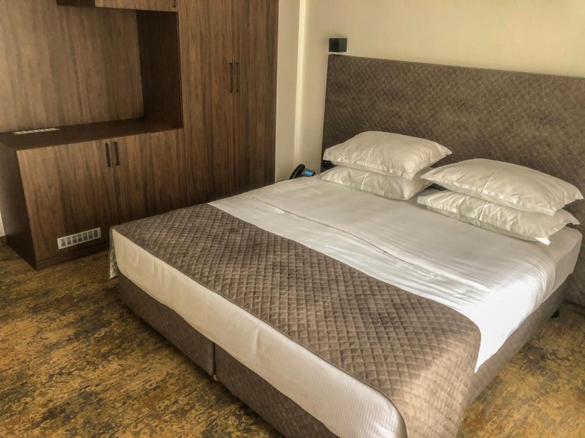 Qama Hotel Приштина Экстерьер фото