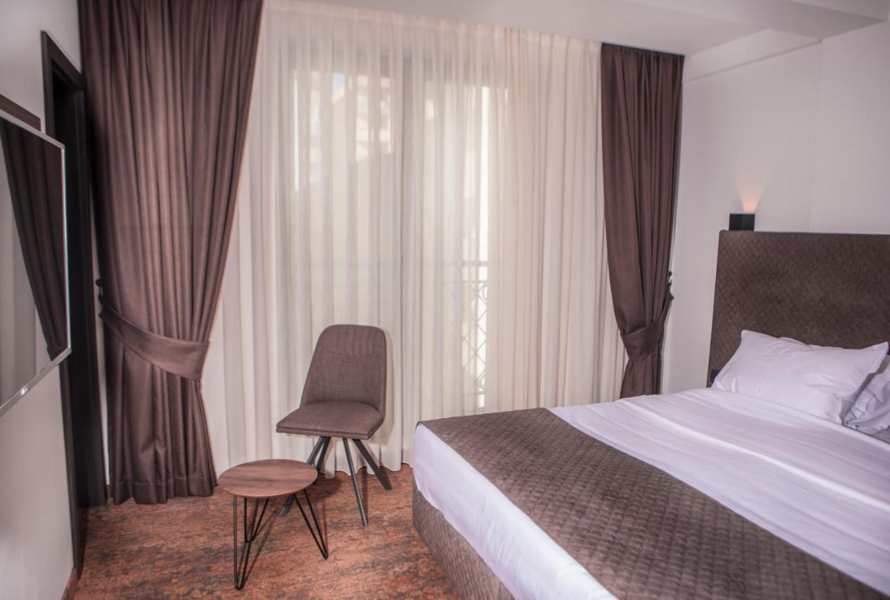 Qama Hotel Приштина Экстерьер фото