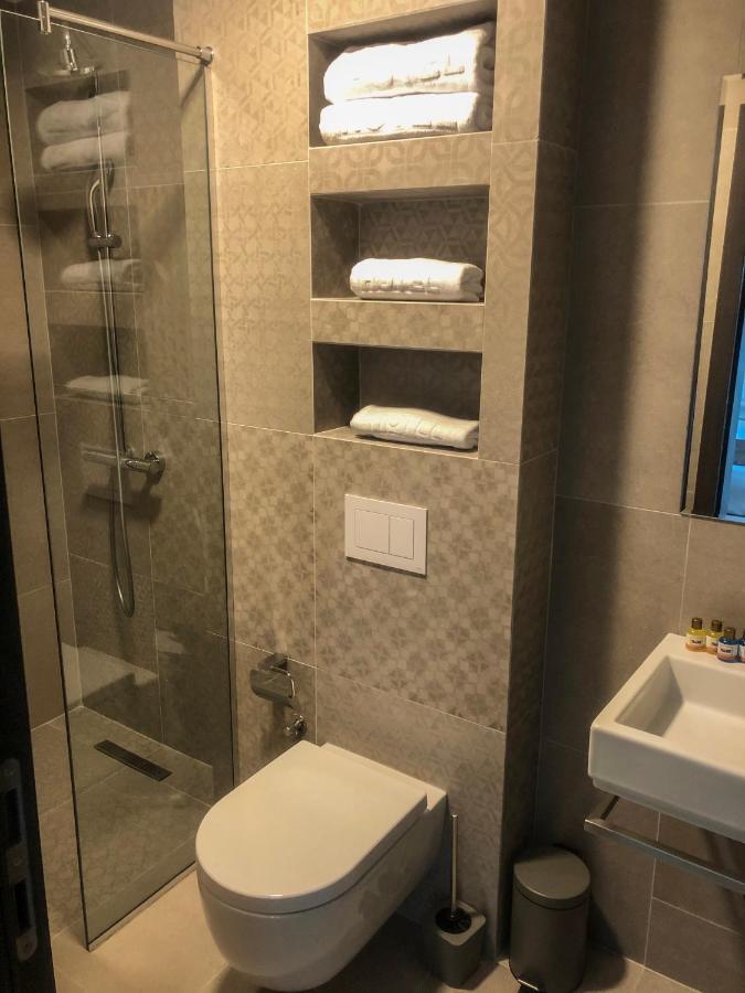 Qama Hotel Приштина Экстерьер фото