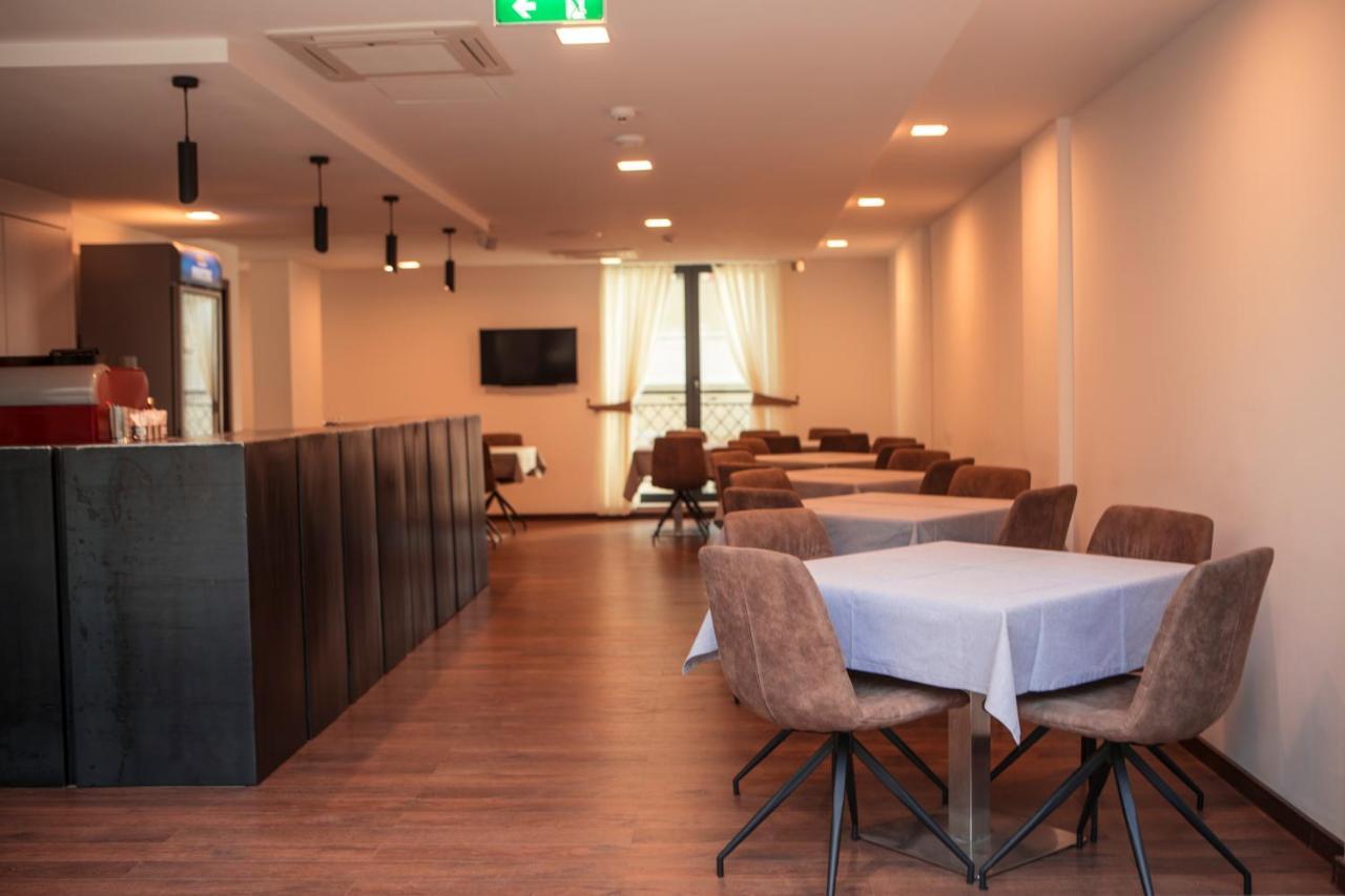 Qama Hotel Приштина Экстерьер фото