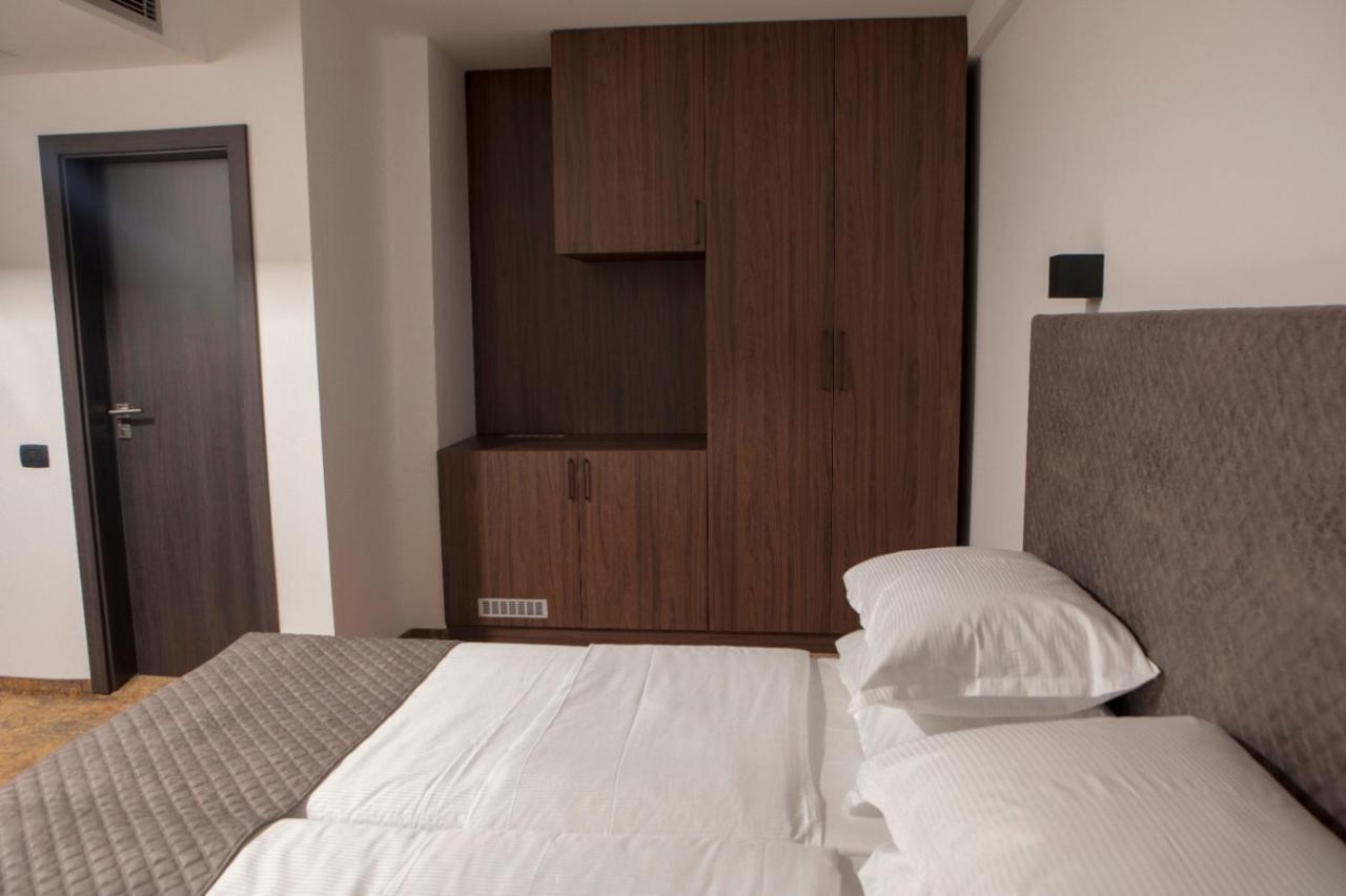 Qama Hotel Приштина Экстерьер фото