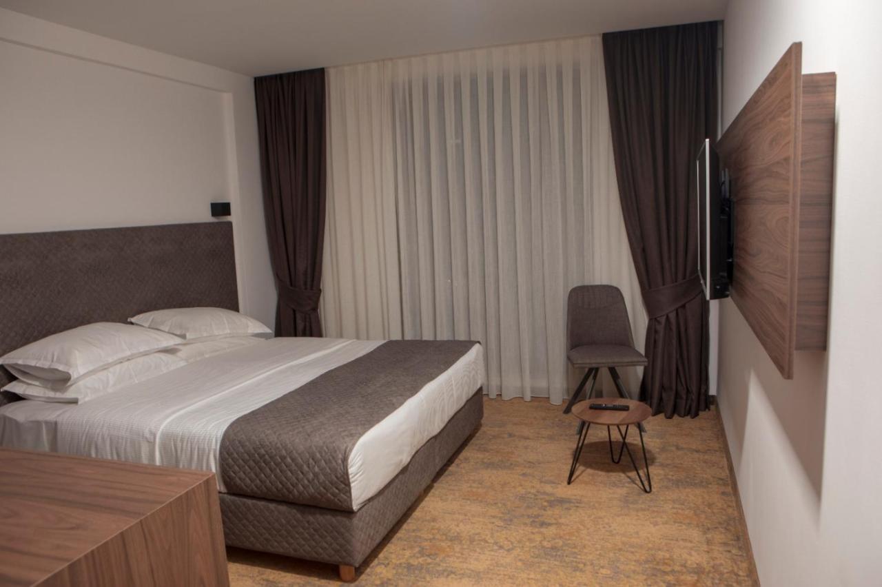 Qama Hotel Приштина Экстерьер фото